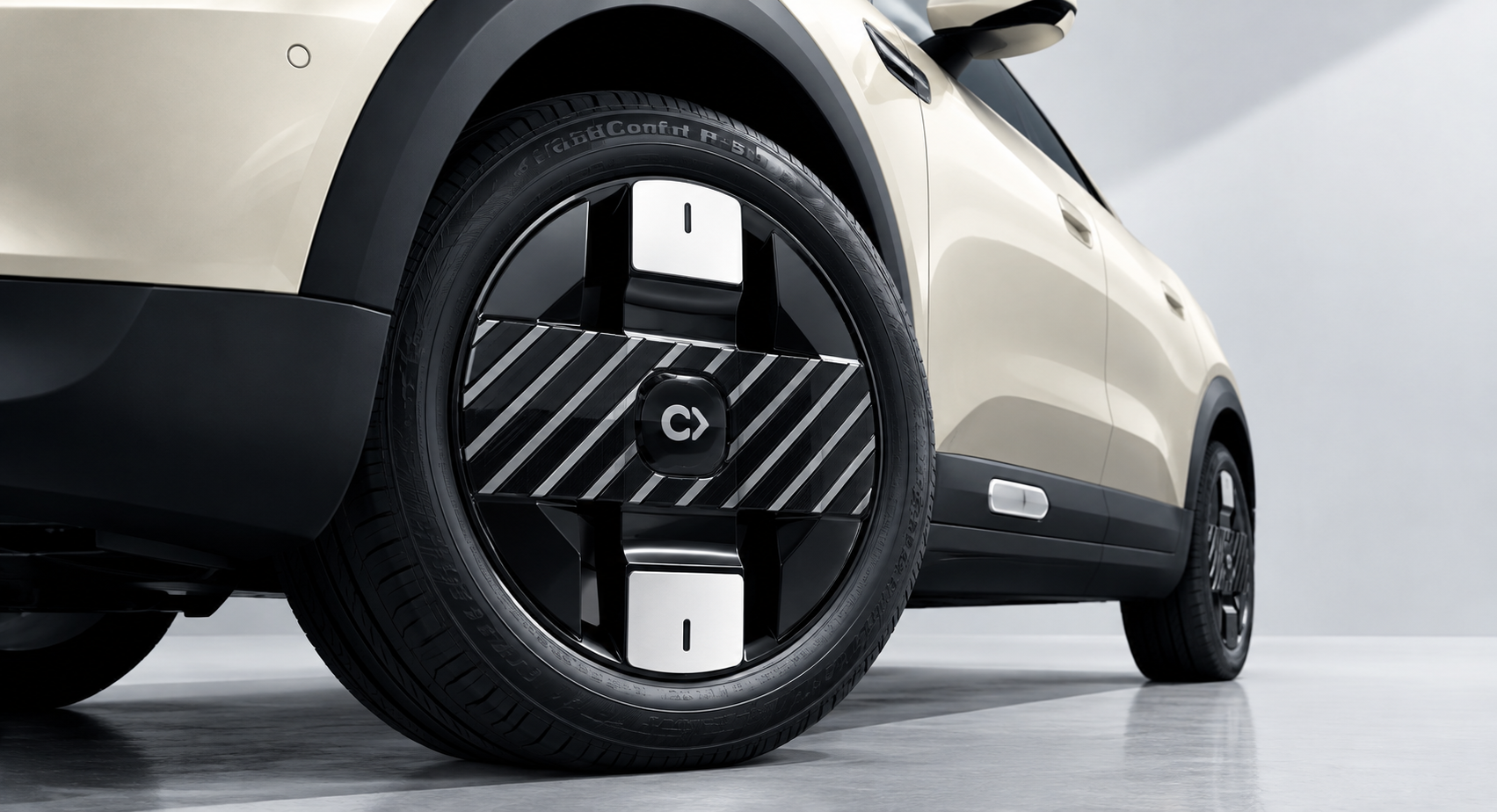 Primer plano de rueda futurista en auto marfil